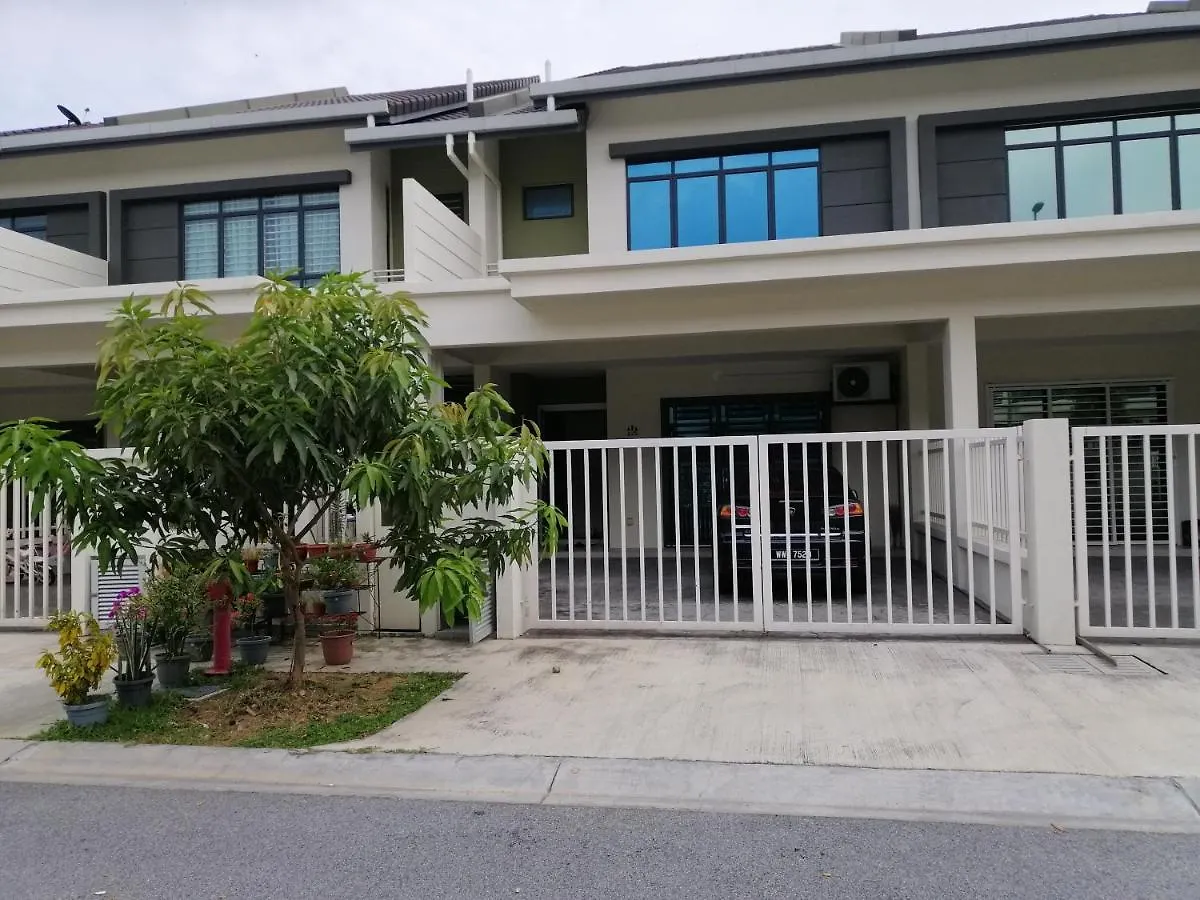 A&D Home-Stay @Kota Warisan, Sepang Holiday home